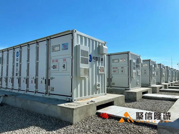 储能柜体户外排列,配备TEC除湿系统防凝露